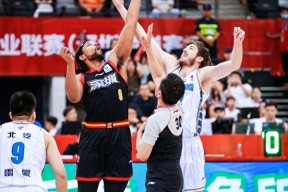 yy易游-深圳男篮训练开放日；今晨外线爆发引欢呼；法国杯在即；球队文化再被提及