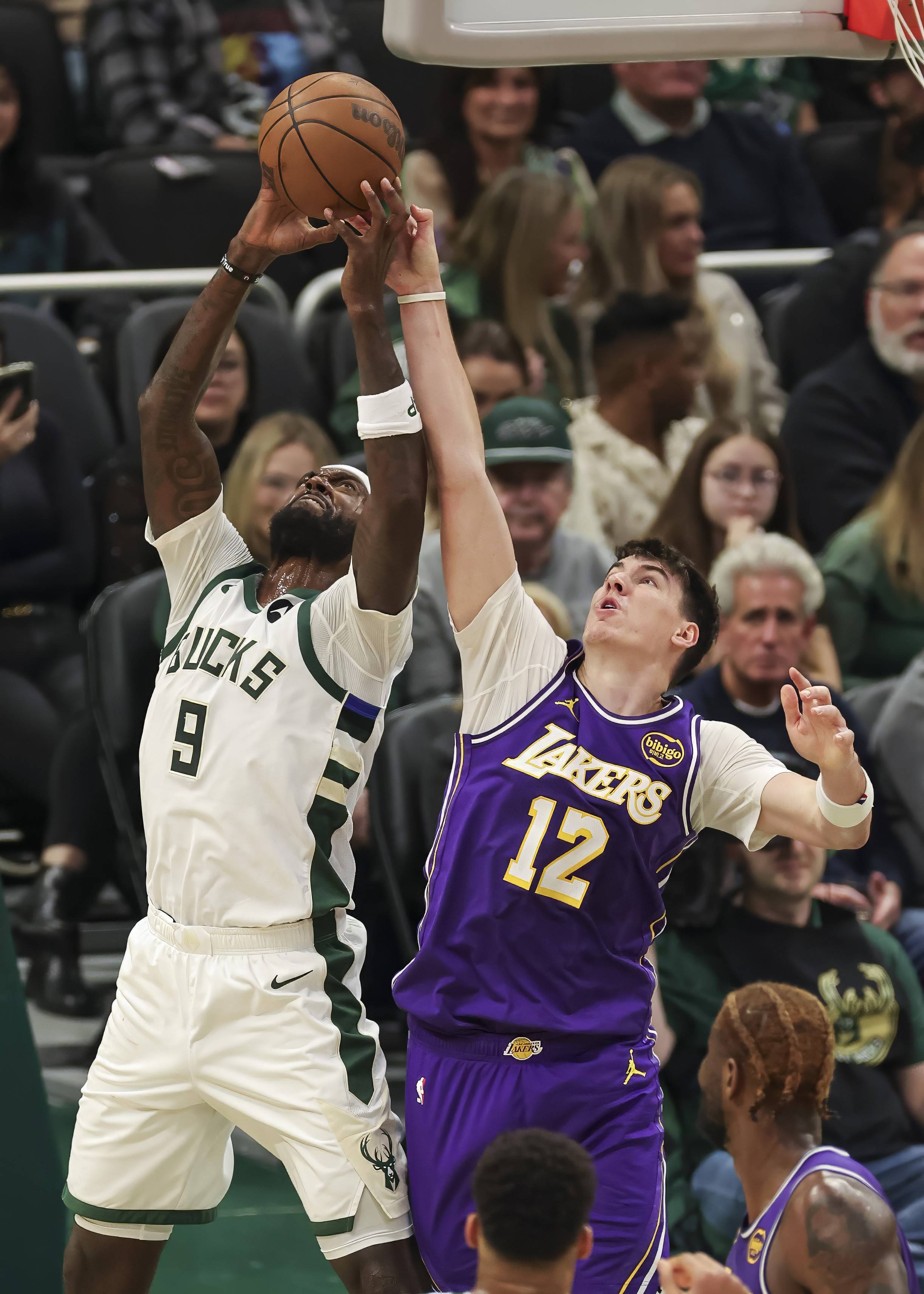 密尔沃基雄鹿迎NBA常规赛关键赛；冲刺阶段主帅复盘；话题不断；医务组通报恢复