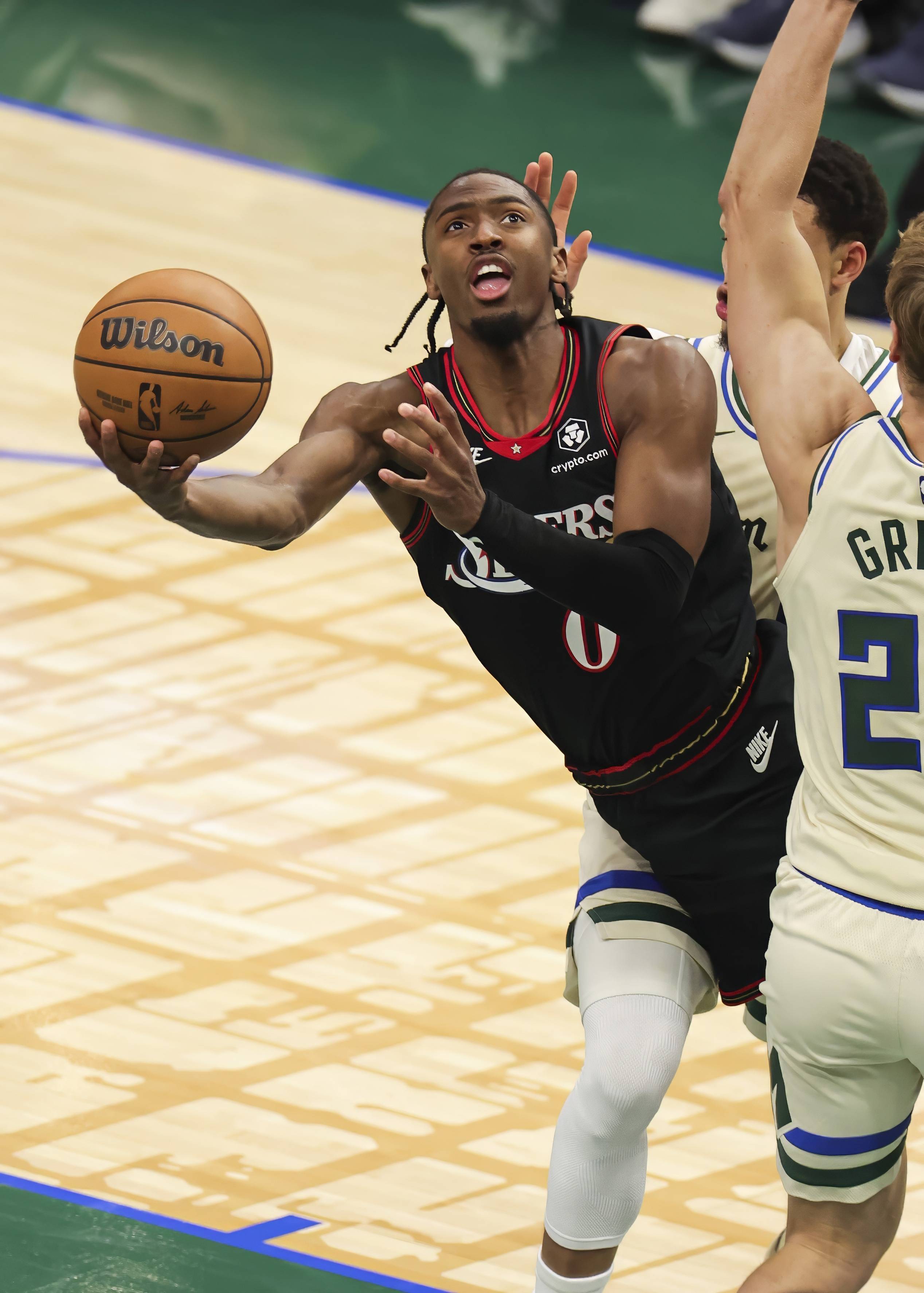 密尔沃基雄鹿迎NBA常规赛关键赛；冲刺阶段主帅复盘；话题不断；医务组通报恢复