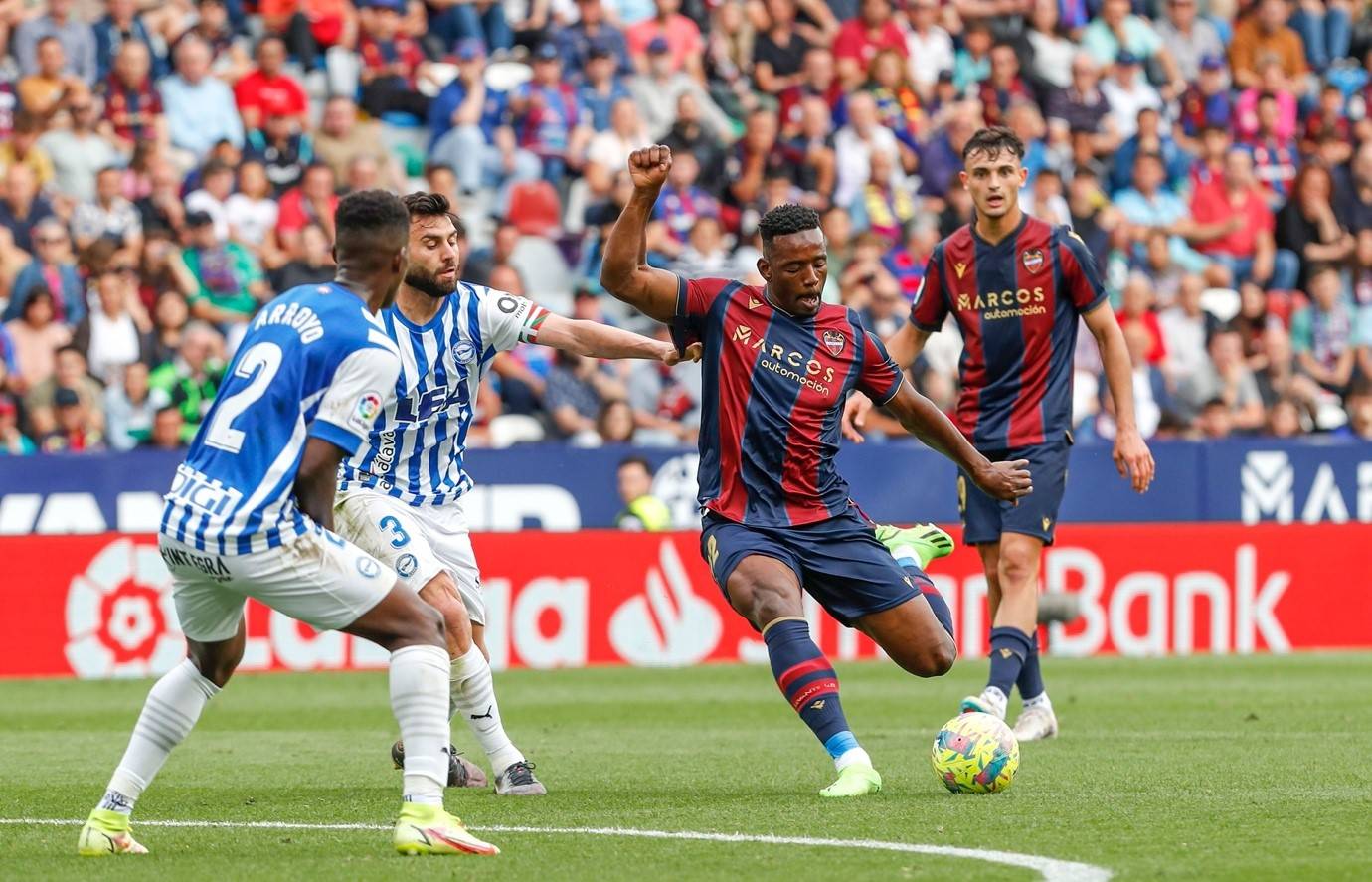 加时末段西甲焦点战；门兴格拉德巴赫更衣室发声；气氛紧张；球探报告显示潜力